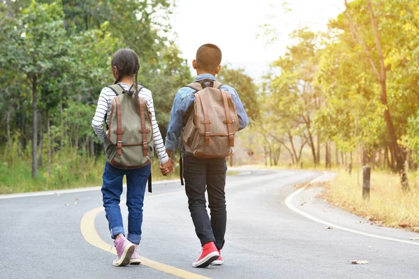 Asya çocuk backpacking doğa arka planda sonra yorgun