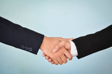 İş kadınları ofiste elini