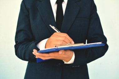 Kadın doktor çalışma, odak ve mavi arka plan seçici