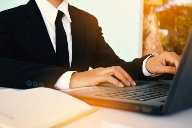 Bilgisayar kullanarak el iş kadınları yakın çekim