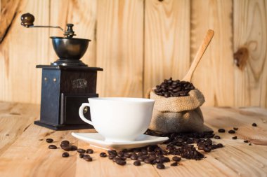 Sıcak kahve fincanı ve fasulye vintage ahşap arka plan sesi olarak