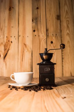 Sıcak kahve fincanı ve fasulye vintage ahşap arka plan sesi olarak