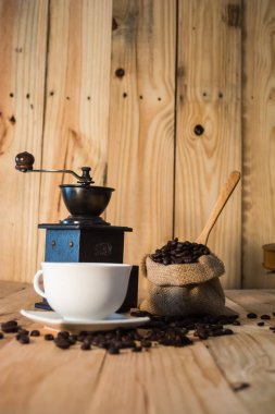 Sıcak kahve fincanı ve fasulye vintage ahşap arka plan sesi olarak