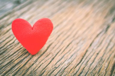 küçük Asyalı kız sıfırdan kaşıntı el beyaz arka plan üzerinde