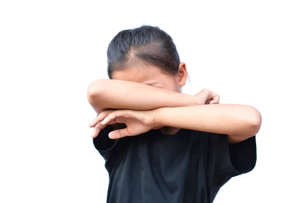 Traurige kleine asiatische Mädchen weinen auf weißem Hintergrund — Stockfoto