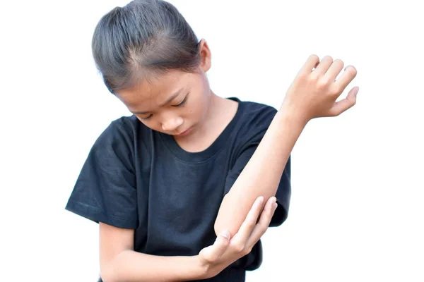 Kleine Aziatisch meisje kras jeuk hand op witte achtergrond — Stockfoto