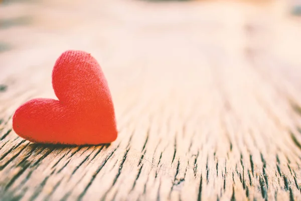 Corazón rojo de San Valentín en madera vieja, tono Hipster y enfoque suave — Foto de Stock