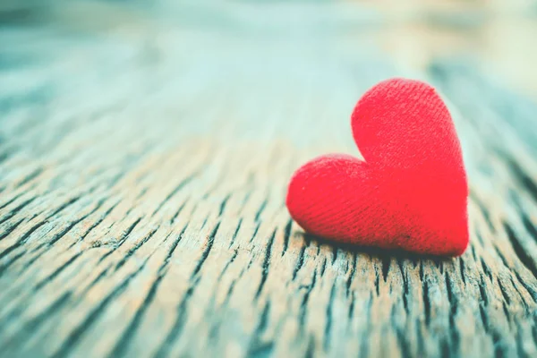 Corazón rojo de San Valentín en madera vieja, tono Hipster y enfoque suave — Foto de Stock