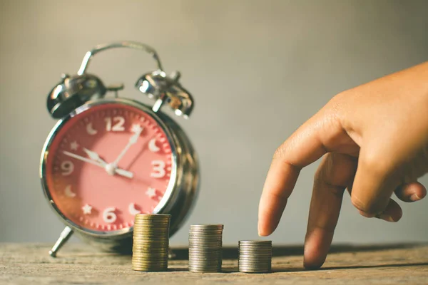 Moneda con la mano sobre fondo viejo, un color de cono tono vintage — Foto de Stock