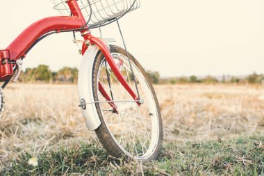 Hipster Bisiklet çim sahası, kavram yolculuk, hipster sesi