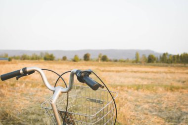 Hipster Bisiklet çim sahası, kavram yolculuk, hipster sesi