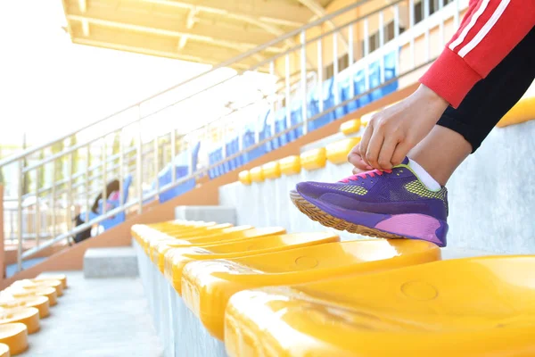Молоді жінки взуття мережива після фізичних вправ в стадіоні — стокове фото