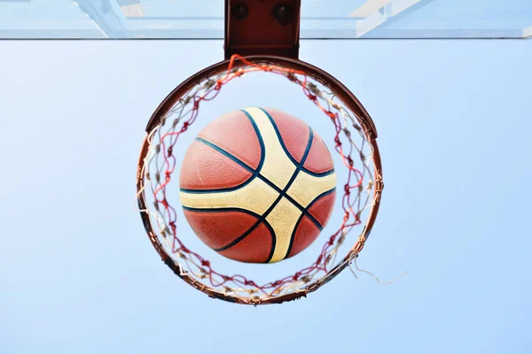 Basketbol hoop arenada üzerinde kapatın — Stok fotoğraf