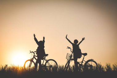 Çim sahada bisiklet ile çocuk silüeti 