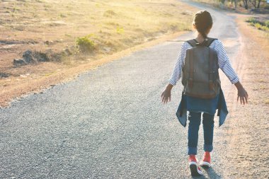 Doğa arka planda mutlu Asyalı kız sırt çantası