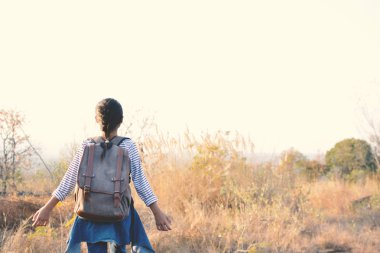 Doğa arka planda mutlu Asyalı kız sırt çantası, tatil zamanında Relax