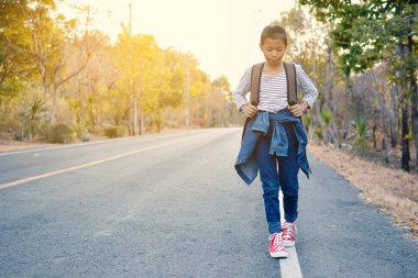 Doğa arka planda mutlu Asyalı kız sırt çantası, h zamanında Relax
