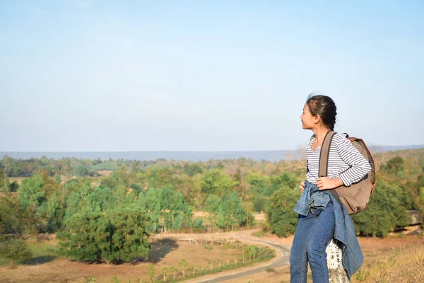 Feliz chica asiática mochila en la naturaleza fondo —  Fotos de Stock