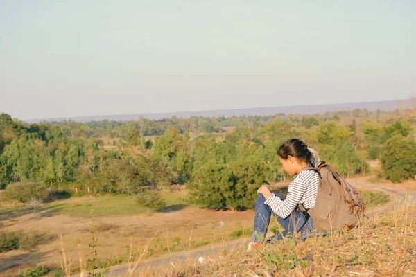 Счастливая азиатская девочка в рюкзаке на фоне природы — стоковое фото