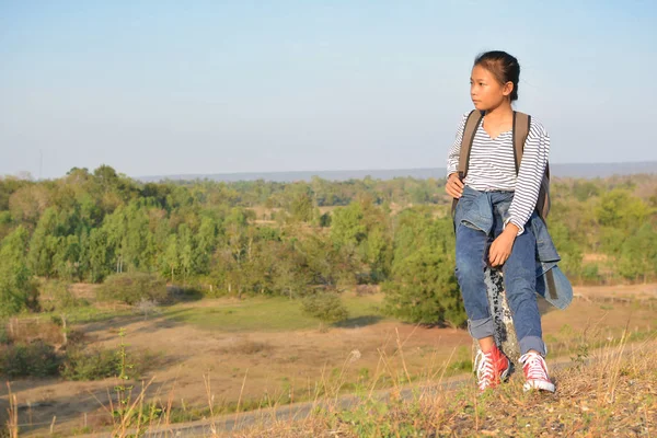 Lykkelig asiatisk ryggsekk i naturbakgrunn – stockfoto