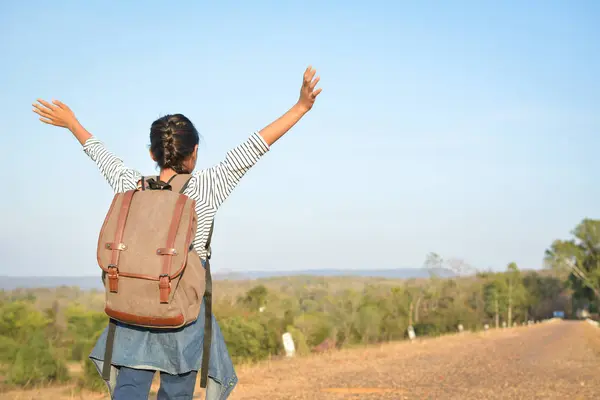 Glad flicka ryggsäck i naturen bakgrund — Stockfoto