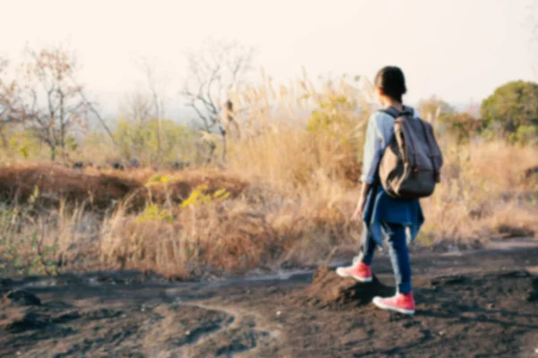 Enfoque borroso feliz chica asiática mochila en la naturaleza fondo — Foto de Stock