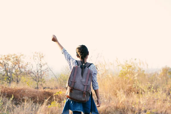 Ευτυχισμένος κορίτσι της Ασίας σακίδιο στο παρασκήνιο φύση, χρόνο να χαλαρώσετε στις διακοπές — Φωτογραφία Αρχείου