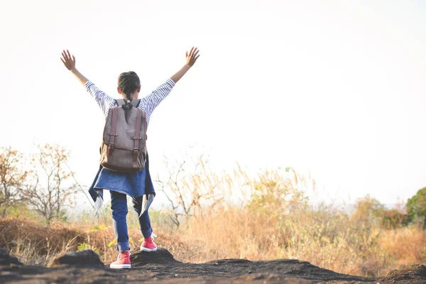 Glad flicka ryggsäck i naturen bakgrunden, Relax tid på h — Stockfoto