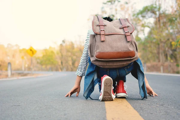 Doğa arka planda mutlu Asyalı kız sırt çantası, h zamanında Relax
