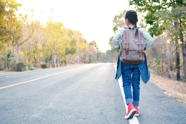 Happy Asian girl backpack  in nature background, Relax time on h — Stock Photo, Image