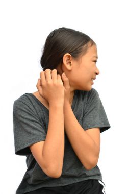 küçük Asyalı kız sıfırdan kaşıntı el beyaz arka plan üzerinde