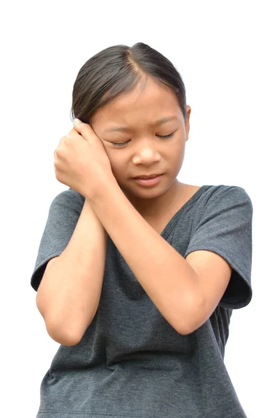 Грустная маленькая азиатка имеет боль в ушах на белом фоне — стоковое фото