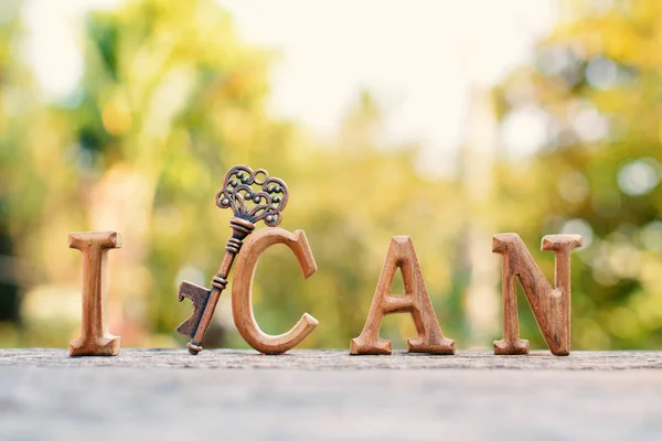 Alfabet trä "Jag kan" ordet på trädet bokeh bakgrund — Stockfoto
