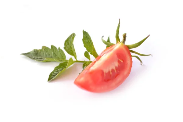 Verse rode tomaten op witte achtergrond — Stockfoto