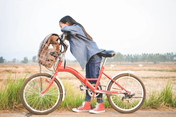 Chica feliz con bicicleta en el campo de hierba, enfoque selectivo y suave — Foto de Stock