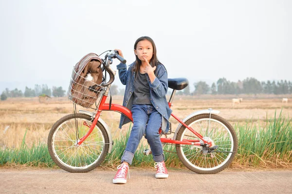 Chica feliz con bicicleta en el campo de hierba, enfoque selectivo y suave — Foto de Stock