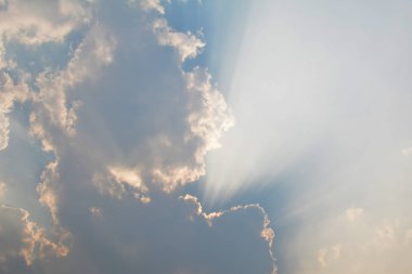 Gökyüzü bulut ve güneş ışığı arka plan 