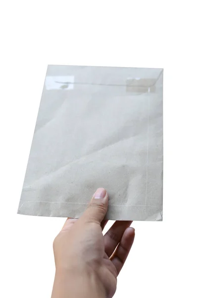 Mano sosteniendo el correo de papel sobre fondo blanco — Foto de Stock