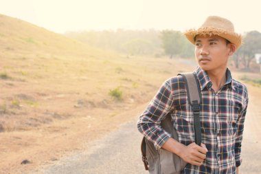 Mutlu Asya hipster adam sırt çantası içinde doğa geçmiş, tatil zamanında Relax