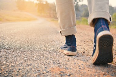 Hipster ayak bir adam ve kot pantolon spor ayakkabı doğada tatil zamanında rahatlamaya