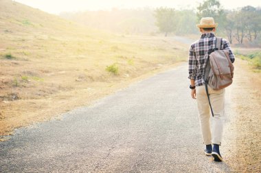 Mutlu Asya hipster adam sırt çantası içinde doğa geçmiş, tatil zamanında Relax