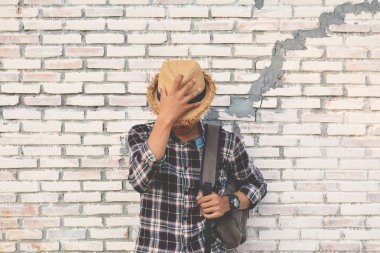 Yenilikçi bir adam eski duvar ve tatil zamanında rahatla