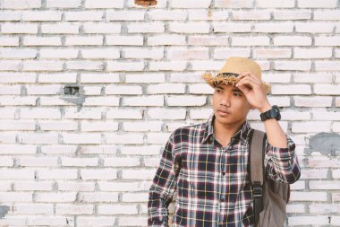 Yenilikçi bir adam eski duvar ve tatil zamanında rahatla