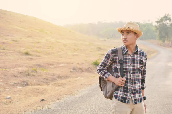 Gelukkig Aziatische hipster man rugzak in de achtergrond van de natuur, Relax tijd op vakantie — Stockfoto