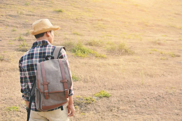 Mutlu Asya hipster adam sırt çantası içinde doğa geçmiş, tatil zamanında Relax — Stok fotoğraf