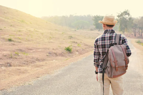 Gelukkig Aziatische hipster man rugzak in de achtergrond van de natuur, Relax tijd op vakantie — Stockfoto