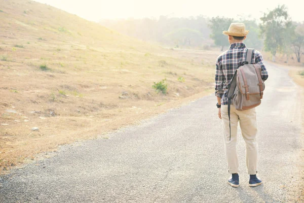 Mochila de hombre hipster asiático feliz en el fondo de la naturaleza, tiempo de relax en vacaciones — Foto de Stock