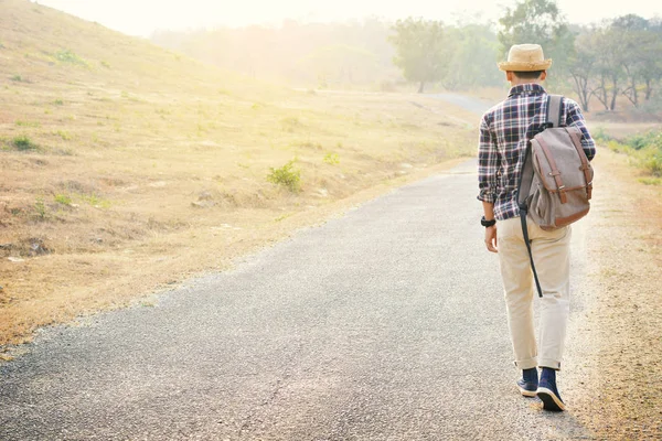 Gelukkig Aziatische hipster man rugzak in de achtergrond van de natuur, Relax tijd op vakantie — Stockfoto