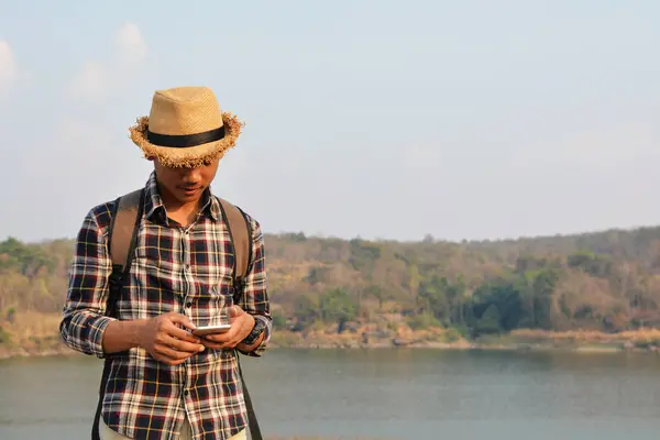 Gelukkig Aziatische hipster man rugzak in natuur achtergrond — Stockfoto