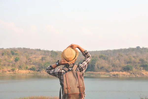 Boldog ázsiai csípő férfi hátizsák természet háttér — Stock Fotó